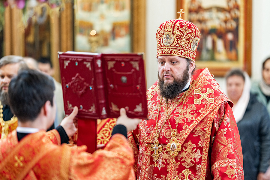Божественная литургия в Свято-Троицком Белопесоцком женском монастыре города Ступино